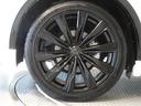 高級感と走りを引き立たせる、純正アルミを装備しています。