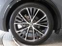 高級感と走りを引き立たせる、純正アルミを装備しています。
