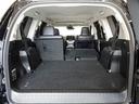 サードシートを倒した状態です。サードシートは独立可倒、荷物に合わせてラゲッジスペースをアレンジすることができます。