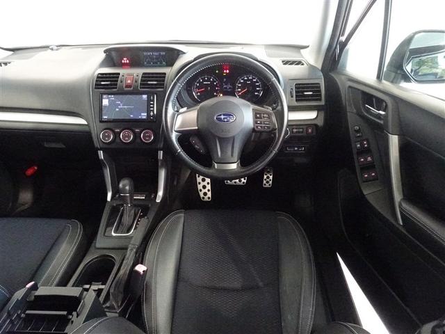 革巻きステアリングで快適な操作性の運転席です。