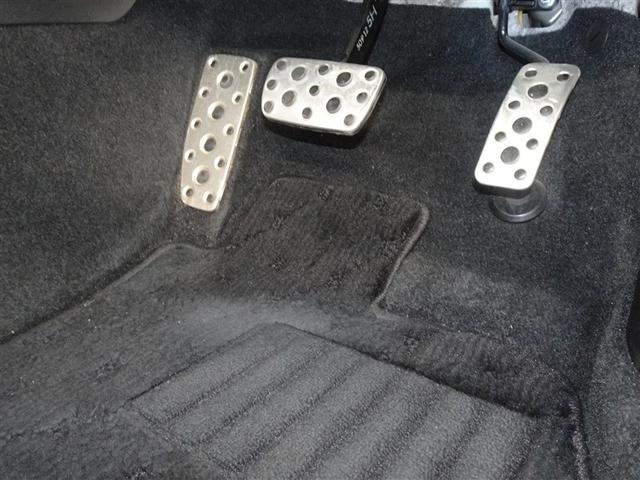 ゴムの滑り止めを組み合わせたアルミ製スポーツペダルです。靴が濡れていても滑りにくく、快適なドライブが楽しめます♪