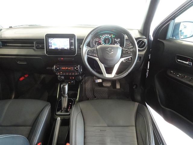 革巻きステアリングで快適な操作性の運転席です。