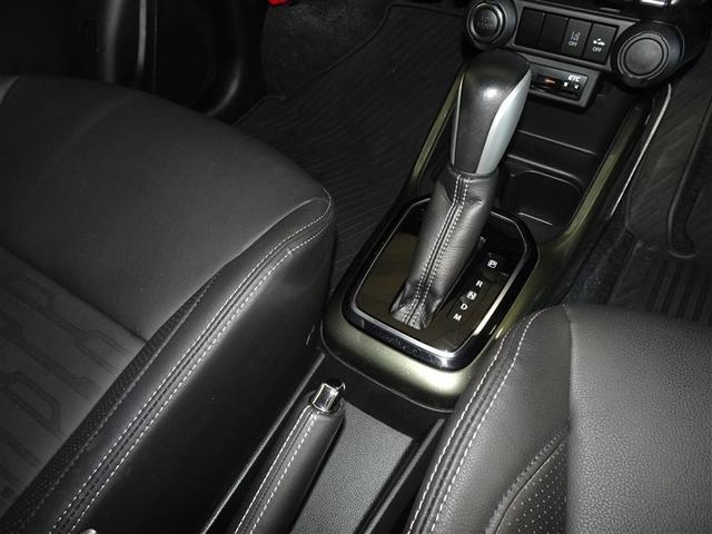 操作が楽なフロアシフトです、レバー式パーキングブレーキで足元インパネ周りもすっきりしています。