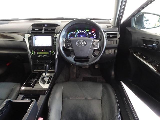 革巻きステアリングで快適な操作性の運転席です。