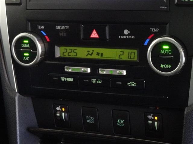 左右独立で温度コントロールができるオートエアコンを装備しています。