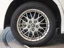 高級感と走りを引き立たせる、純正アルミを装備しています。