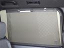 セカンドシートの窓ガラスには日よけのシェードを装備しています。強い日差しのカットに、プライバシー対策としても重宝します。