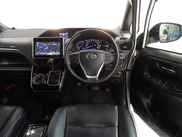 ウッド調と革巻きステアリングで快適な操作性の運転席です。