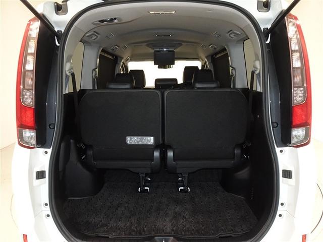 ８人乗車時でも十分なスペースのトランクルームです。