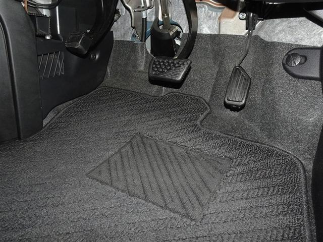 足元回り・フロアマットもしっかり洗浄しております。