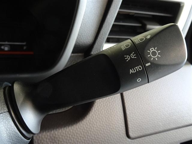 コンライト（オートライト）を装備してます。周囲の明るさによってヘッドライトの点灯・消灯を自動で切り替えます。