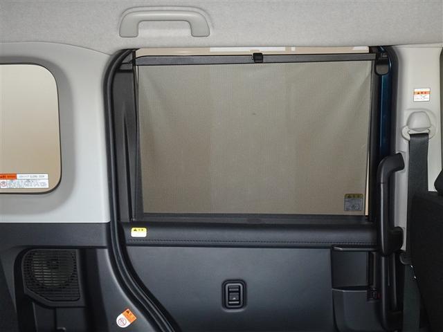 セカンドシートの窓ガラスには日よけのシェードを装備しています。強い日差しのカットに、プライバシー対策としても重宝します。