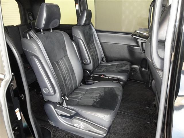 エスクァイア ハイブリッドＧｉプレミアムパッケジブラックテーラード　衝突被害軽減システム　メモリーナビ　フルセグ　バックカメラ　ＥＴＣ　両側電動スライド　３列シート　ＬＥＤヘッドランプ　スマートキー　乗車定員７人（18枚目）