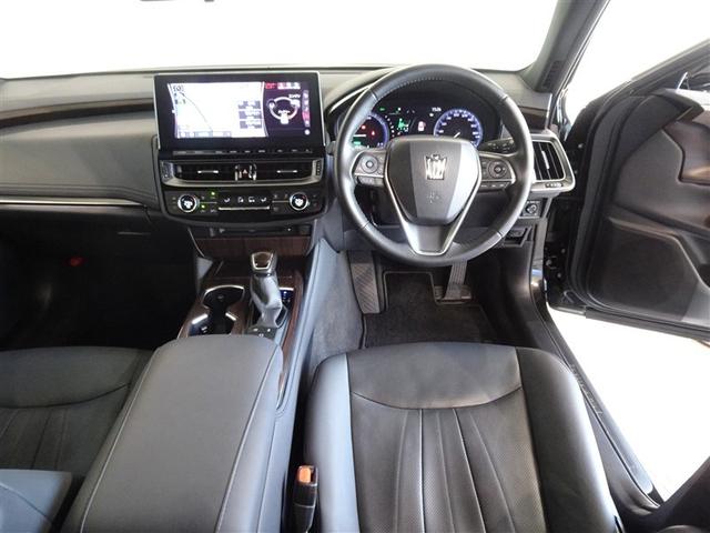 革巻きステアリングで快適な操作性の運転席です。