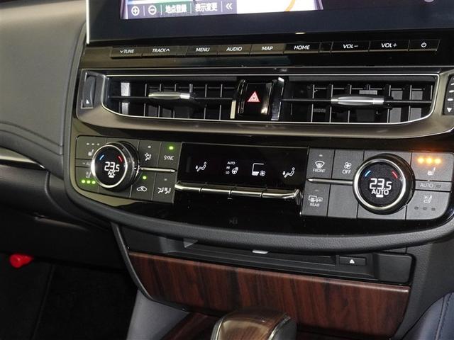 左右独立で温度コントロールができるオートエアコンを装備しています。