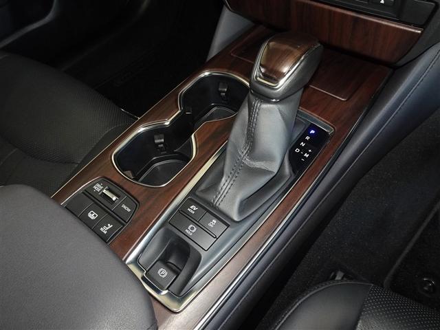 電動パーキングブレーキ・ブレーキホールドを装備してます。ホールド機能は信号待ちが多い一般道で疲労軽減になり、大好評です！