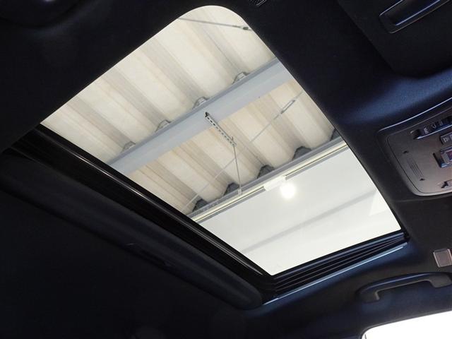 開放感いっぱい、電動サンルーフを装備しています。