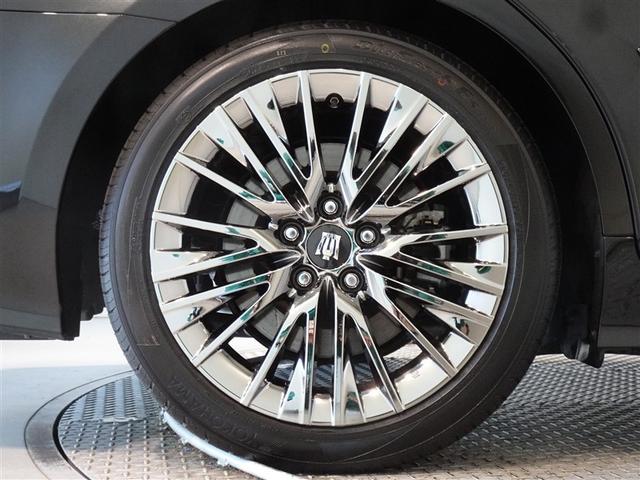 高級感と走りを引き立たせる、純正アルミを装備しています。