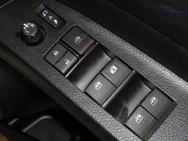 �d���i�[���h�A�~���[�E�p���[�E�C���h�E�𑕔����Ă��܂��B