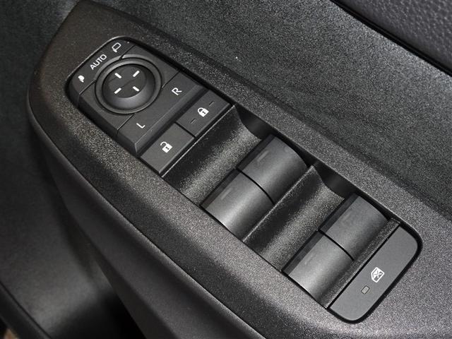 �d���i�[���h�A�~���[�E�p���[�E�C���h�E�𑕔����Ă��܂��B