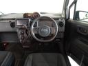 革巻きステアリングで快適な操作性の運転席です。