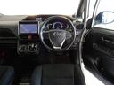 革巻きステアリングで快適な操作性の運転席です。