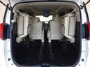 サードシートは跳ね上げ式で、荷室スペースが広がります。