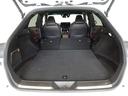 セカンドシートを倒した状態です。セカンドシートは独立可倒、荷物に合わせてラゲッジスペースをアレンジできます。
