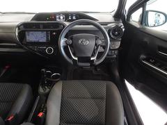 革巻きステアリングで快適な操作性の運転席です。 5