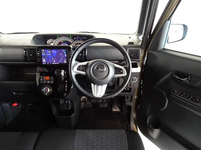 革巻きステアリングで快適な操作性の運転席です。