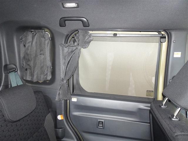 セカンドシートの窓ガラスには日よけのシェードを装備してます。強い日差しのカットに、プライバシー対策としても重宝します。