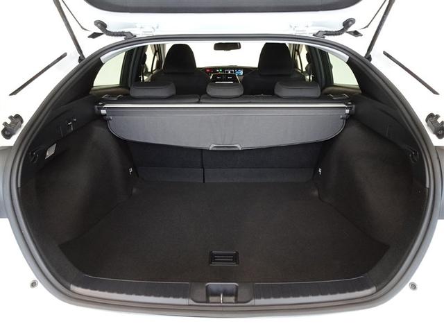 プリウス ＳセーフティプラスＩＩ　衝突被害軽減システム　メモリーナビ　フルセグ　バックカメラ　ＥＴＣ　ＬＥＤヘッドランプ　スマートキー（19枚目）