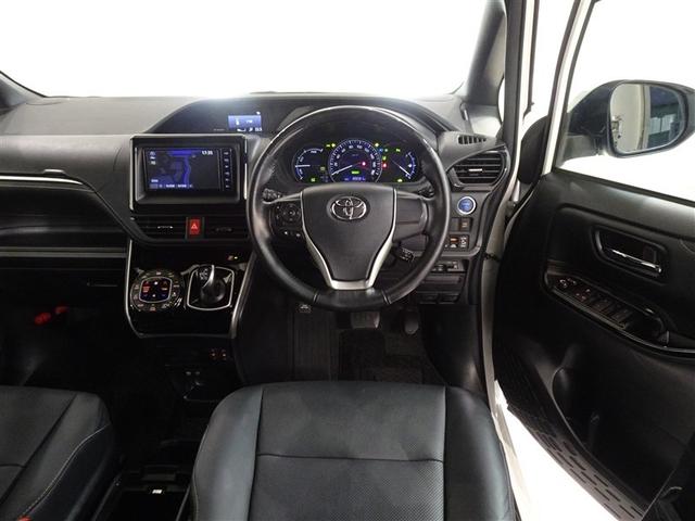 ウッド調と革巻きステアリングで快適な操作性の運転席です。