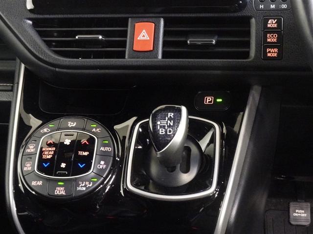 左右独立で温度コントロールができるオートエアコンを装備しています。