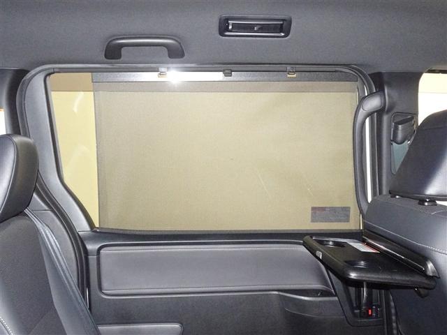 セカンドシートの窓ガラスには日よけのシェードを装備しています。強い日差しのカットに、プライバシー対策としても重宝します。