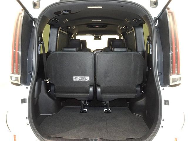 ７人乗車時でも十分なスペースのトランクルームです。