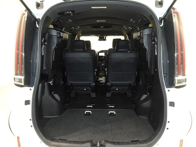 サードシートは跳ね上げ式。片手でのワンタッチ格納で荷室スペースが広がります。