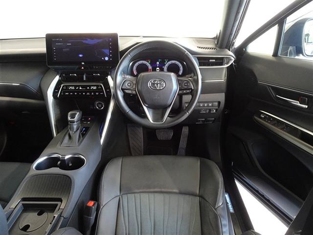 革巻きステアリングで快適な操作性の運転席です。