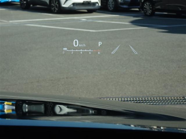カラーヘッドアップディスプレイ付き。少ない視線移動で情報を確認できるので、運転の疲労軽減に繋がりますよ♪