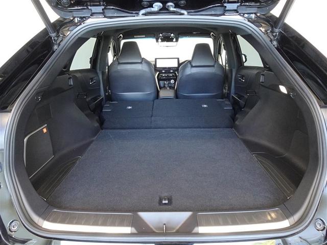 セカンドシートを倒した状態です。セカンドシートは独立可倒、荷物に合わせてラゲッジスペースをアレンジできます。