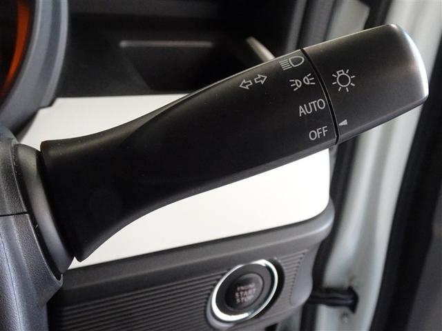 コンライト（オートライト）を装備してます。周囲の明るさによってヘッドライトの点灯・消灯を自動で切り替えます。