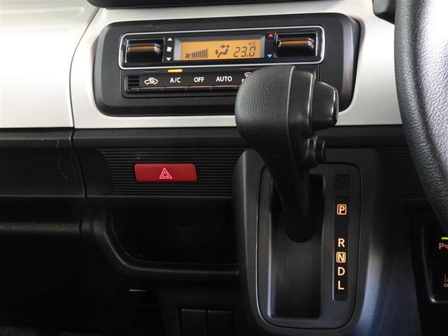 操作が楽なフロアシフトです、レバー式パーキングブレーキで足元インパネ周りもすっきりしています。