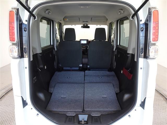 セカンドシートを倒した状態です。セカンドシートは独立可倒、荷物に合わせてラゲッジスペースをアレンジできます。