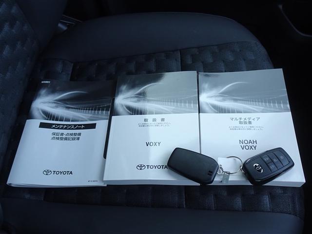 ヴォクシー ハイブリッドＳ－Ｚ　衝突被害軽減システム　メモリーナビ　フルセグ　バックカメラ　ＥＴＣ　両側電動スライド　３列シート　ＬＥＤヘッドランプ　スマートキー　乗車定員７人（30枚目）