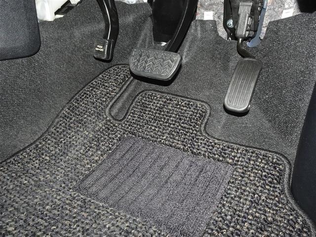 シエンタ ハイブリッドＧ　クエロ　衝突被害軽減システム　メモリーナビ　フルセグ　後席モニター　バックカメラ　ＥＴＣ　両側電動スライド　フルエアロ　３列シート　ＬＥＤヘッドランプ　スマートキー　乗車定員７人（11枚目）