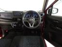 革巻きステアリングで快適な操作性の運転席です。
