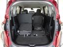 サードシートは畳んでセカンドシート下へダイブイン、荷室が広がります。