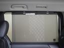 セカンドシートの窓ガラスには日よけのシェードを装備しています。強い日差しのカットに、プライバシー対策としても重宝します。