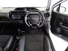 革巻きステアリングで快適な操作性の運転席です。 5