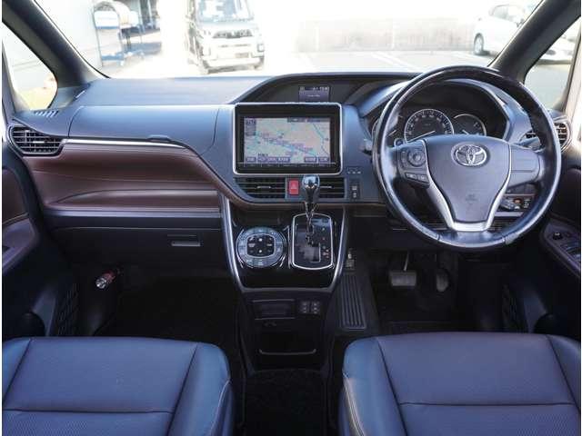 エスクァイア Ｇｉ　フリップダウンモニター　純正９インチナビ　両側Ｐドア　シートＨ　ウォークスルー　スマートキーＰスタート　リアカメラ　ＡＵＸ　アイドリングＳＴＯＰ　ＥＴＣ車載器　オートエアコン　イモビライザー　キーレス（13枚目）